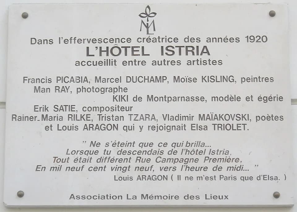 Louis Aragon - Plaque commémorative, 29 rue Campagne-Première, Paris 14e. « Dans l'effervescence créatrice des années 1920, l'hôtel Istria accueillit, entre autres artistes, Francis Picabia, Marcel Du