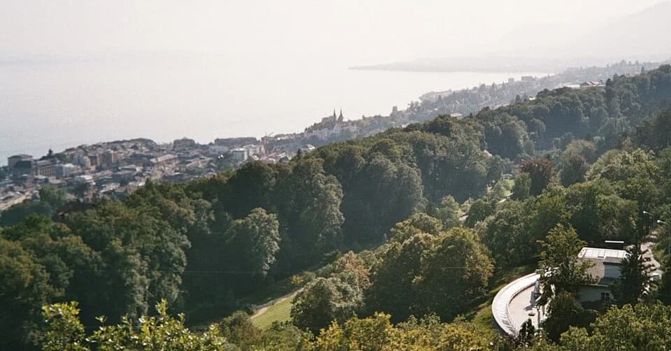 Friedrich Dürrenmatt - Blick über das Centre Dürrenmatt auf Neuchâtel und den Neuenburger See