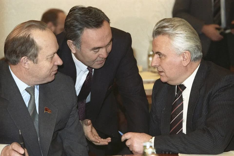Leonid Kravchuk - “Kazakh President Nursultan Nazarbayev and Ukrainian President Leonid Kravchuk”. Kazakh President Nursultan Nazarbayev, center, and Ukrainian President Leonid Kravchuk, right. Talks