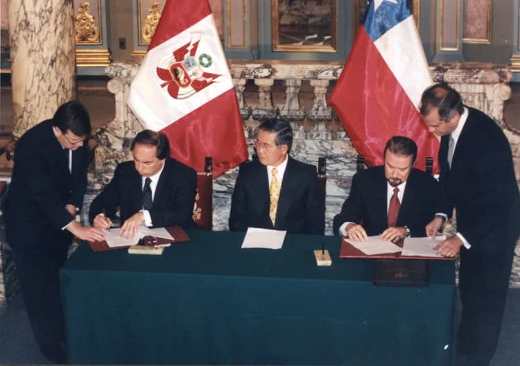 Alberto Fujimori - Firma del Protocolo sobre cláusulas pendientes del Tratado de 1929 por el ministro de Relaciones Exteriores de Chile, Juan Gabriel Valdés, y el presidente del Perú, Alberto Fujimori