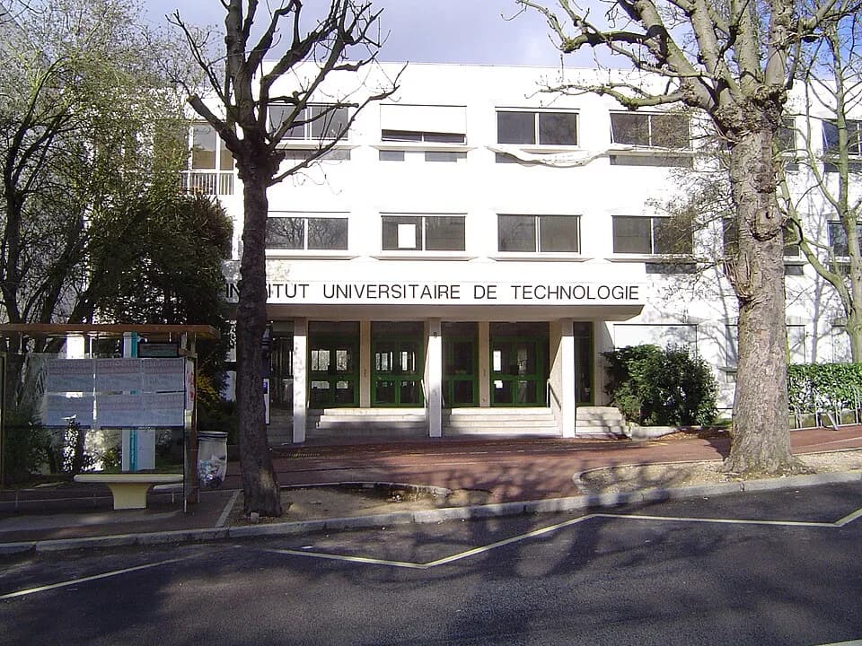 Augustin-Louis Cauchy - L'entrée de l'IUT de Sceaux