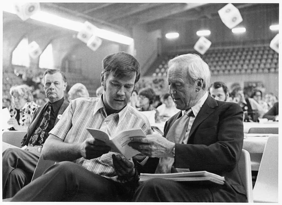 Hannes Alfvén - Ungdomsförbundets ordförande Karl Erik Olsson samtalar med professor Hannes Alfvén på partistämman i Luleå 1973.