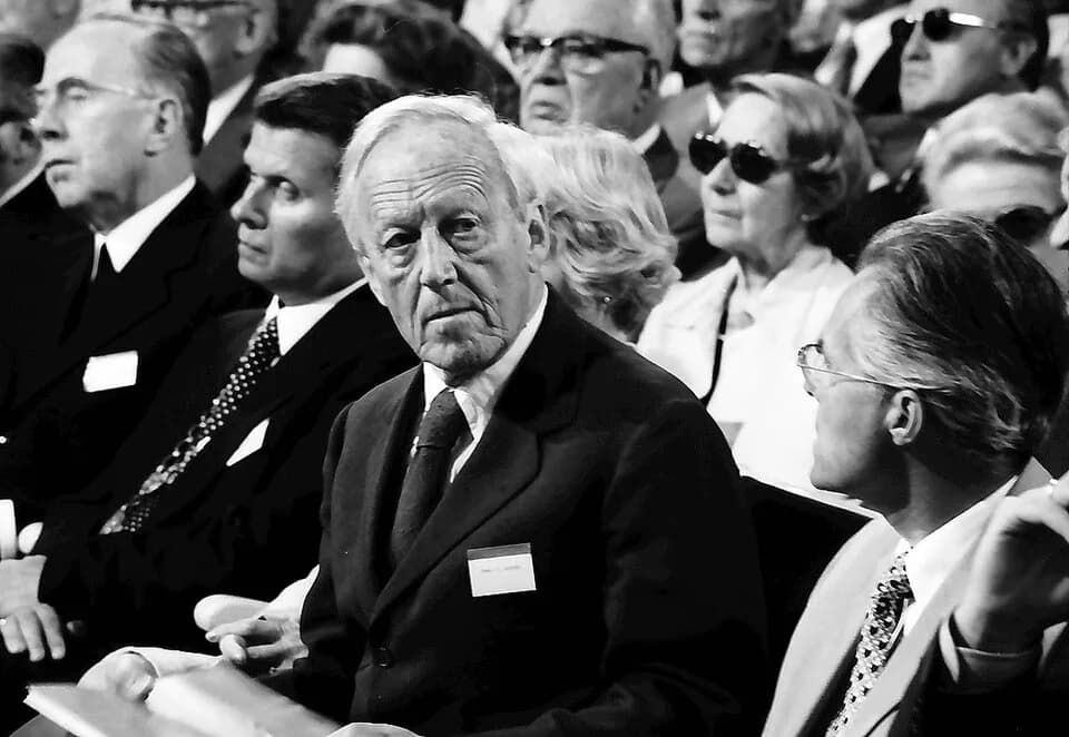 Hannes Alfvén - 26. Tagung 1976 Physiker; Eröffnung; Ehrengäste sitzend: Kardinal König, Oberbürgermeister Steurer, Hannes Alfvén, dahinter Frau Forßmann, rechtsim Profil Rudolf L. Mößbauer