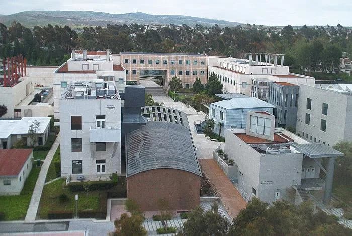 Frank Gehry - The Henry Samueli School of Engineering at the University of California, Irvine in 2006. In the foreground are two Frank Gehry-designed buildings: to the left, the Rockwell Engineering C