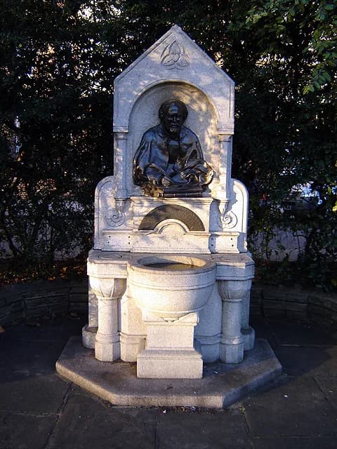 Dante Gabriel Rossetti - Drinking fountain, Chelsea Embankment, London. 21 January 2006. Photographer: Fin Fahey.

With Gabriel Dante Rossetti plaque.