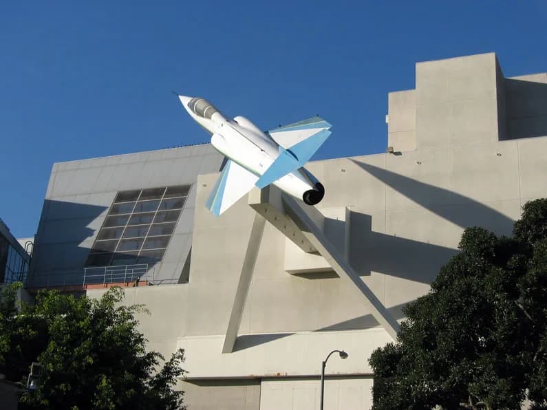 Frank Gehry - Description:The California Science Center — with Lockheed F-104 Starfighter.
Building by Frank Gehry (1980s), in Exposition Park, Los Angeles.
Source: Photograph on 15.11.2005
Photograph