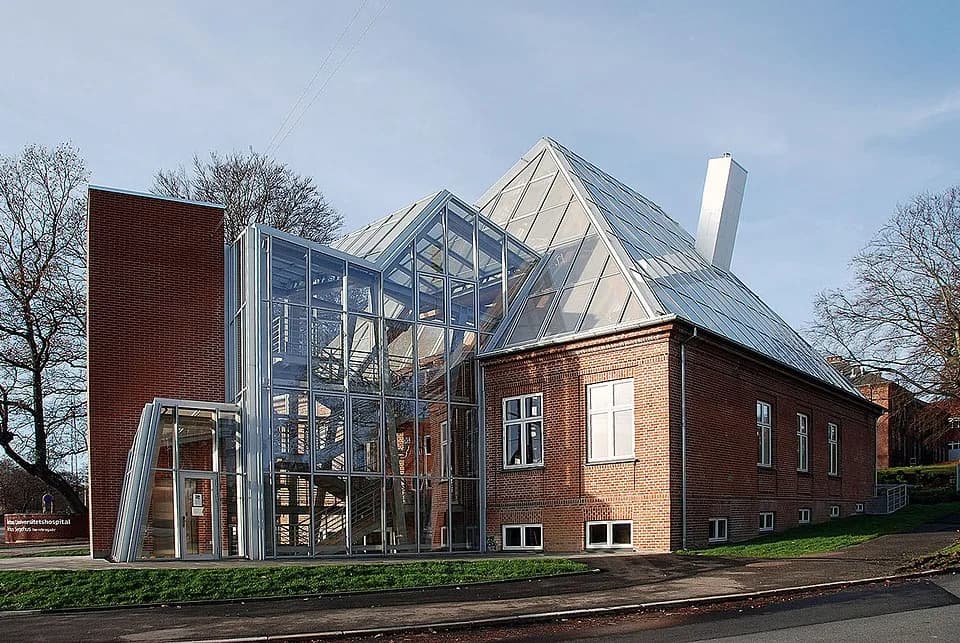Frank Gehry - Frank Gehry in Aarhus, Denmark. An advisory center for Kræftens Bekæmpelse, an organization fighting cancer.