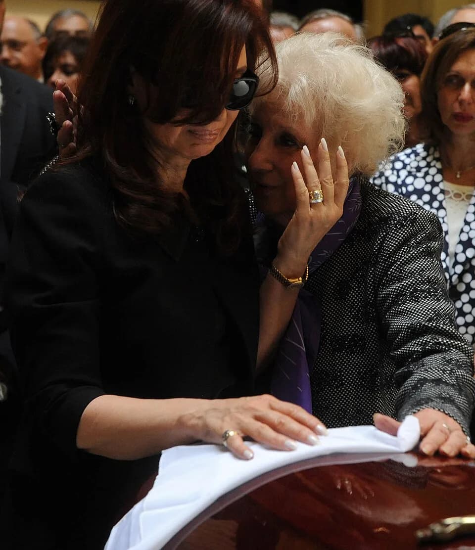 Néstor Kirchner - La presidenta Cristina Fernández y la titular de Abuelas de Plaza de Mayo, Estela de Carlotto, despiden al ex presidente Néstor Kirchner, en el Salón de los Patriotas Latinoamericano