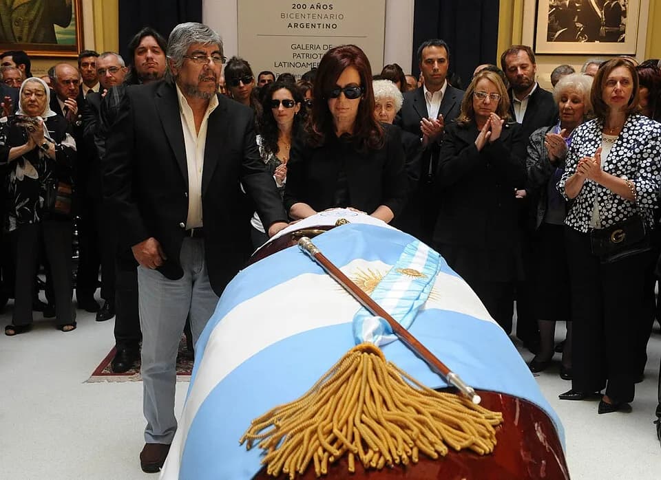 Néstor Kirchner - La presidenta Cristina Fernández y el secretario general de la CGT, Hugo Moyano, junto al féretro de Néstor Kirchner, en el Salón de los Patriotas Latinoamericanos del Bicentenario d