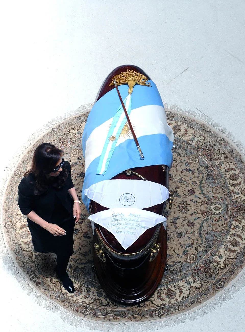 Néstor Kirchner - President Cristina Fernández next to the coffin of Nestor Kirchner, at the American Patriots Hall of the Bicentennial (Casa Rosada).