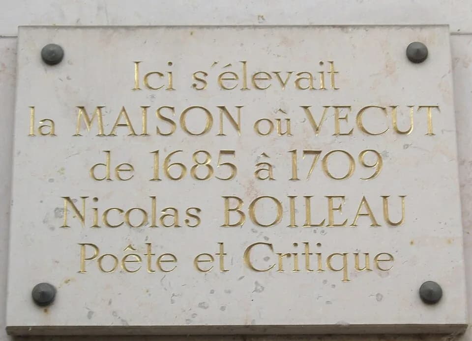 Nicolas Boileau-Despréaux - Plaque commémorative, 26 rue Boileau, Paris 16e. « Ici s'élevait la maison où vécut de 1685 à 1709 Nicolas Boileau, poète et critique. »