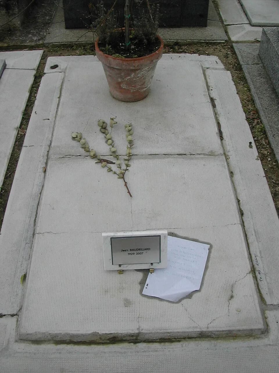 Jean Baudrillard - Tombe du philosophe et sociologue Jean Baudrillard au cimetière du Montparnasse.