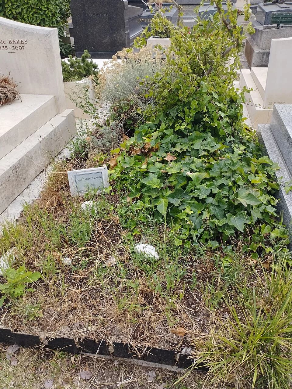 Jean Baudrillard - Tombe de Jean Baudrillard au cimetière du Montparnasse.