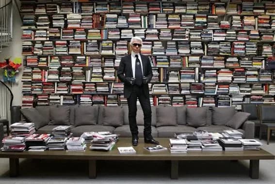 Karl Lagerfeld - Karl Lagerfeld in der Bücherei. Ein Werk von Stefan Strumbel