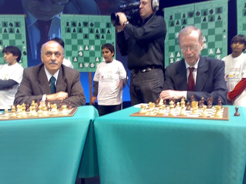 Boris Spassky - 2007 Mathematics Festival Mauro Cerasoli and Andrew Wiles play simultaneous against the former world champion Boris Spasskij
Episode told in dialogue 14 of "23 dialogues with a strange