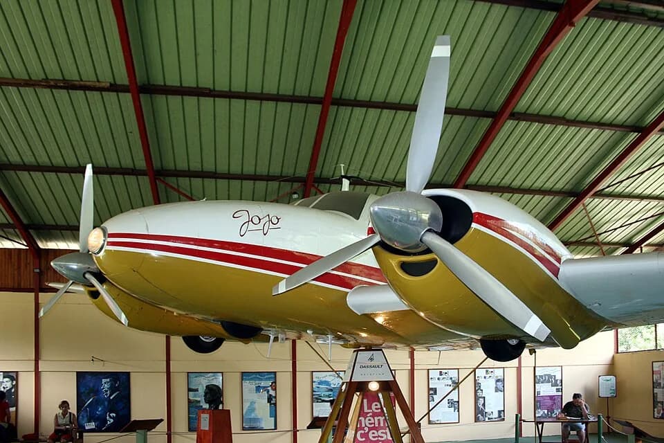 Jacques Brel - Jojo, avion de Jacques Brel exposé dans l'Espace Jacques Brel à Atuano (Hiva Oa)