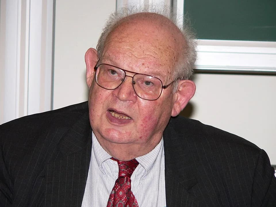 Benoit Mandelbrot - Benoît Mandelbrot during his speech at the ceremony when he was made an officer of the Legion of Honour on September 11, 2006, at the École polytechnique