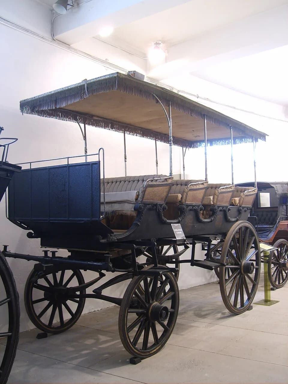 Louis-Philippe I - Coche de caza, modelo Break Char-à-Banes; carruaje de 4 ruedas, empleado para el campo, la caza y, en alguna de sus formas, para ir a las carreras. Este carruaje se aproxima mucho a