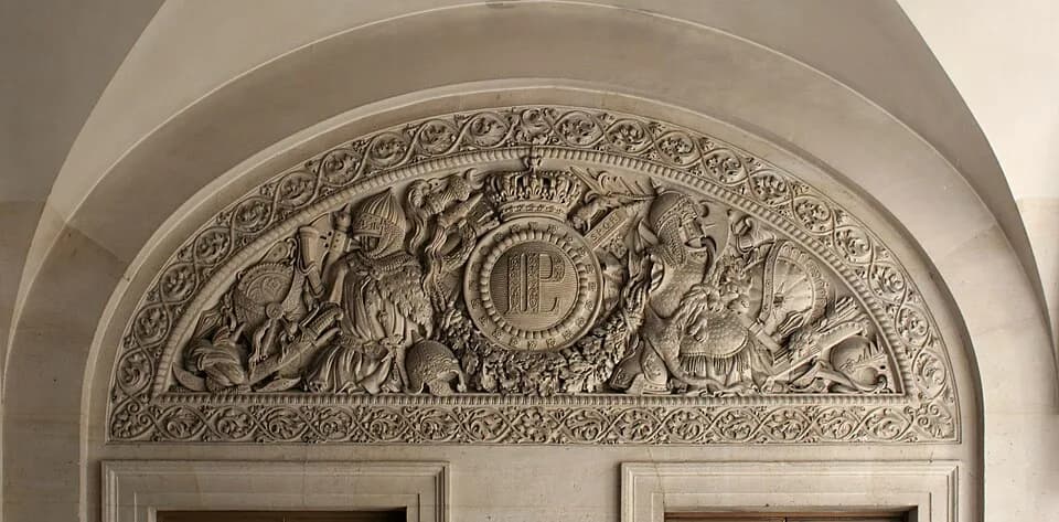Louis-Philippe I - Château de Versailles, tympan au chiffre de Louis-Philippe.