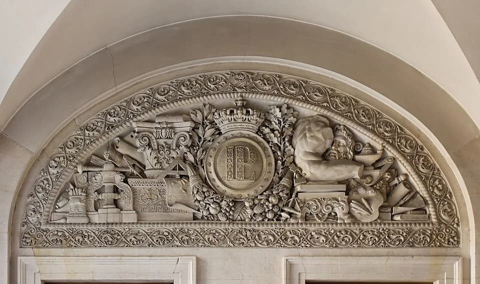 Louis-Philippe I - Château de Versailles, tympan au chiffre de Louis-Philippe.
