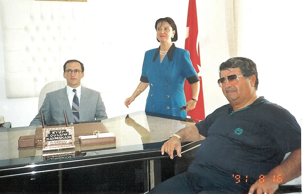 Turgut Özal - en:Turgut Özal inspecting a local governor. The ceremony marking of the beginning of governance for the first Kaymakam Eyüp Sabri Kartal in Kavaklıdere, with President Turgut Özal and Va