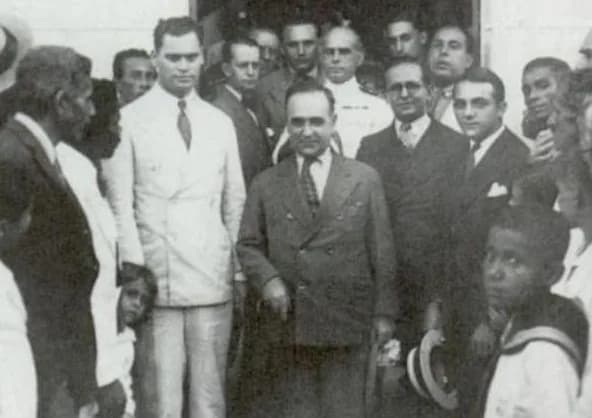 Getúlio Vargas - Ao centro: Juarez Távora, Getúlio Vargas e o então Interventor da Bahia, Juracy Magalhães. Fotografia tirada um ano após a Revolução de 1930.