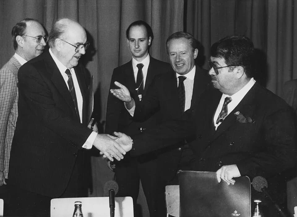 Turgut Özal - Davos Détente, a historic handshake between Prime Minister Andreas Papandreou of Greece and Prime Minister Turgut Özal of Turkey and Klaus Schwab (left) looking on at the European Manage