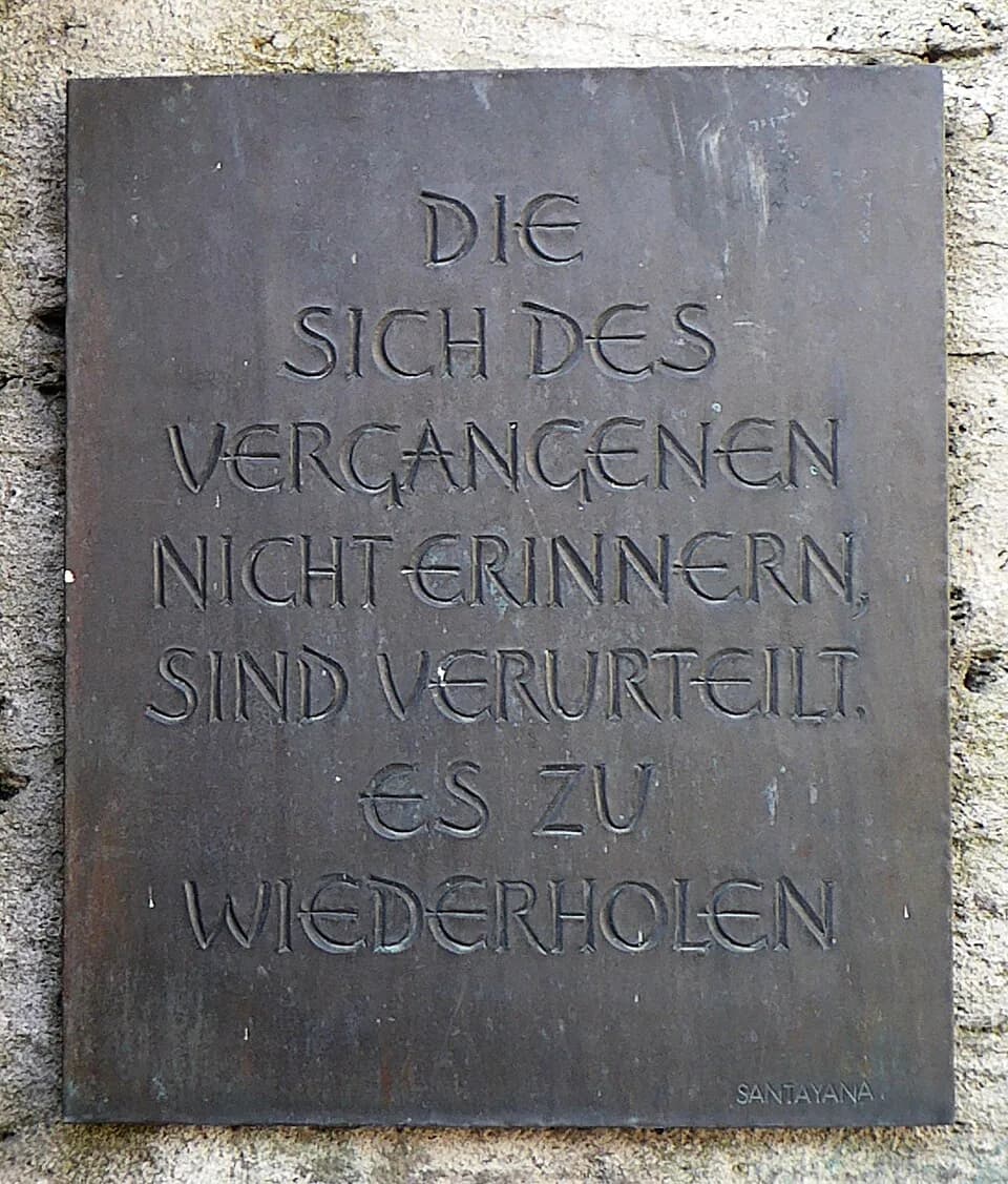George Santayana - Freising, Tafel am Kriegerdenkmal mit einem Zitat von George Santayana.