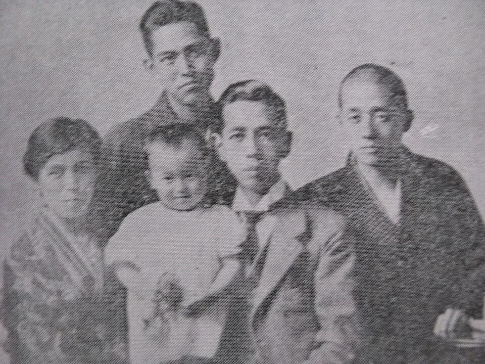 Eisaku Satō - Kishi Family. Nobusuke Kishi during the Ministry of Agriculture and Commerce (1923). From left: Yoshiko Kishi, Nobukazu Kishi, Nobusuke Kishi, Hiroshi Yoshida (front row) and Eisaku Sato