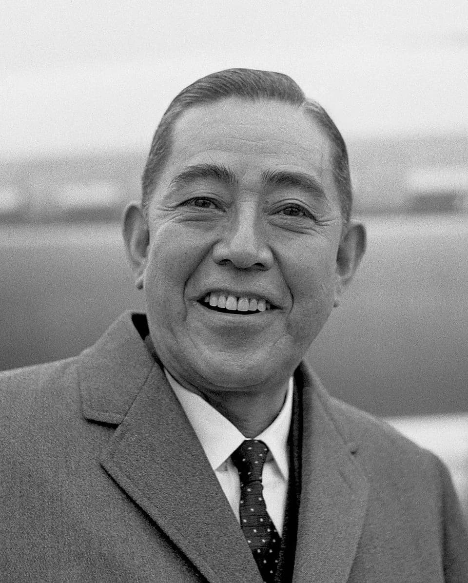 Eisaku Satō - Gevolmachtigde minister van Olympische Spelen van Japan dhr. Sato op Schiphol
