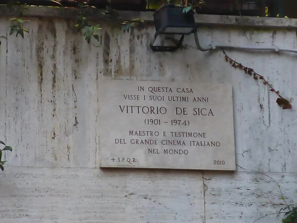 Vittorio De Sica - Roma, via Aventina. Memoria di Vittorio De Sica sull'ultima casa in cui abitò.