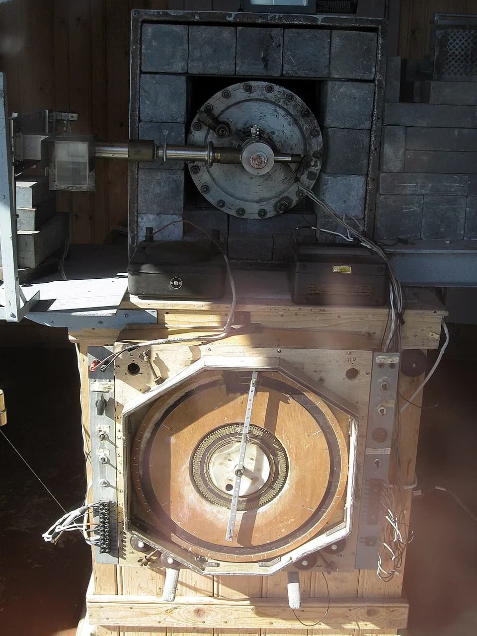 Victor Francis Hess - Österreich, Innsbruck, Hafelekar,
Seit 1931 befindet sich auf Initiative des österreichischen Nobelpreisträgers Victor Franz Hess hin eine Messstation zur Beobachtung der kosmi