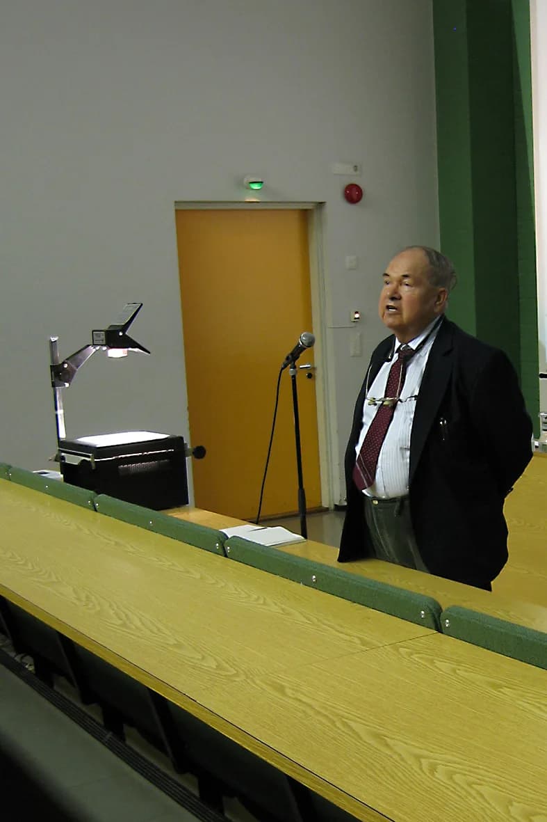 Alexei Abrikosov - Abrikosov lecturing in Otaniemi, Finland, 2006.