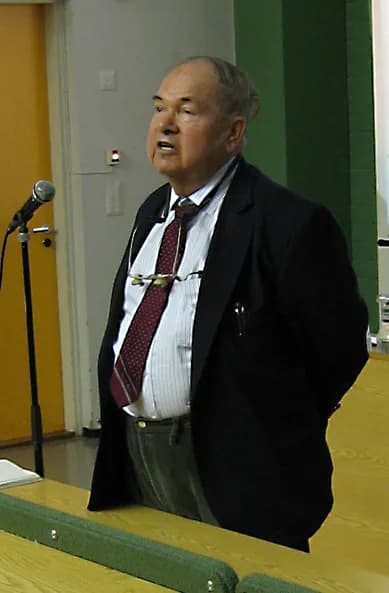 Alexei Abrikosov - Abrikosov lecturing in Otaniemi, Finland, 2006.