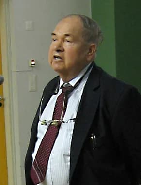Alexei Abrikosov - Abrikosov in a lecture
Español:  Abrikosov en una conferencia