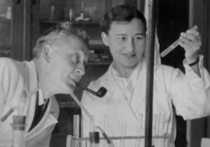 Albert Szent-Györgyi - Albert Szent-Györgyi and Ilona Banga in laboratory