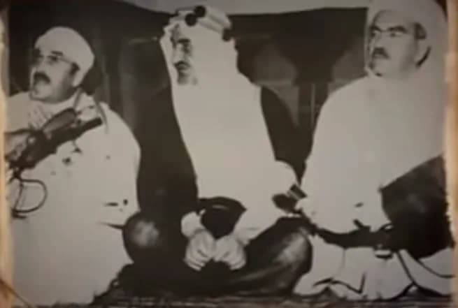 King Faisal bin Abdulaziz Al Saud - صورة نادرة اثناء زيارة الملك فيصل بن عبد العزيز ال سعود الى جامع الزيتونة يتوسط الامام الاكبر الشريف سيدي مصطفى محسن و الشيخ العلامة محمد الفاضل بن عاشور والصورة مق