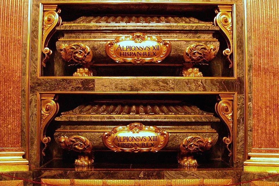 Alfonso XIII - Sepulcros de los reyes Alfonso XII (1858-1885) y Alfonso XIII (1886-1941) en el Panteón de Reyes del monasterio de San Lorenzo de El Escorial, (España).