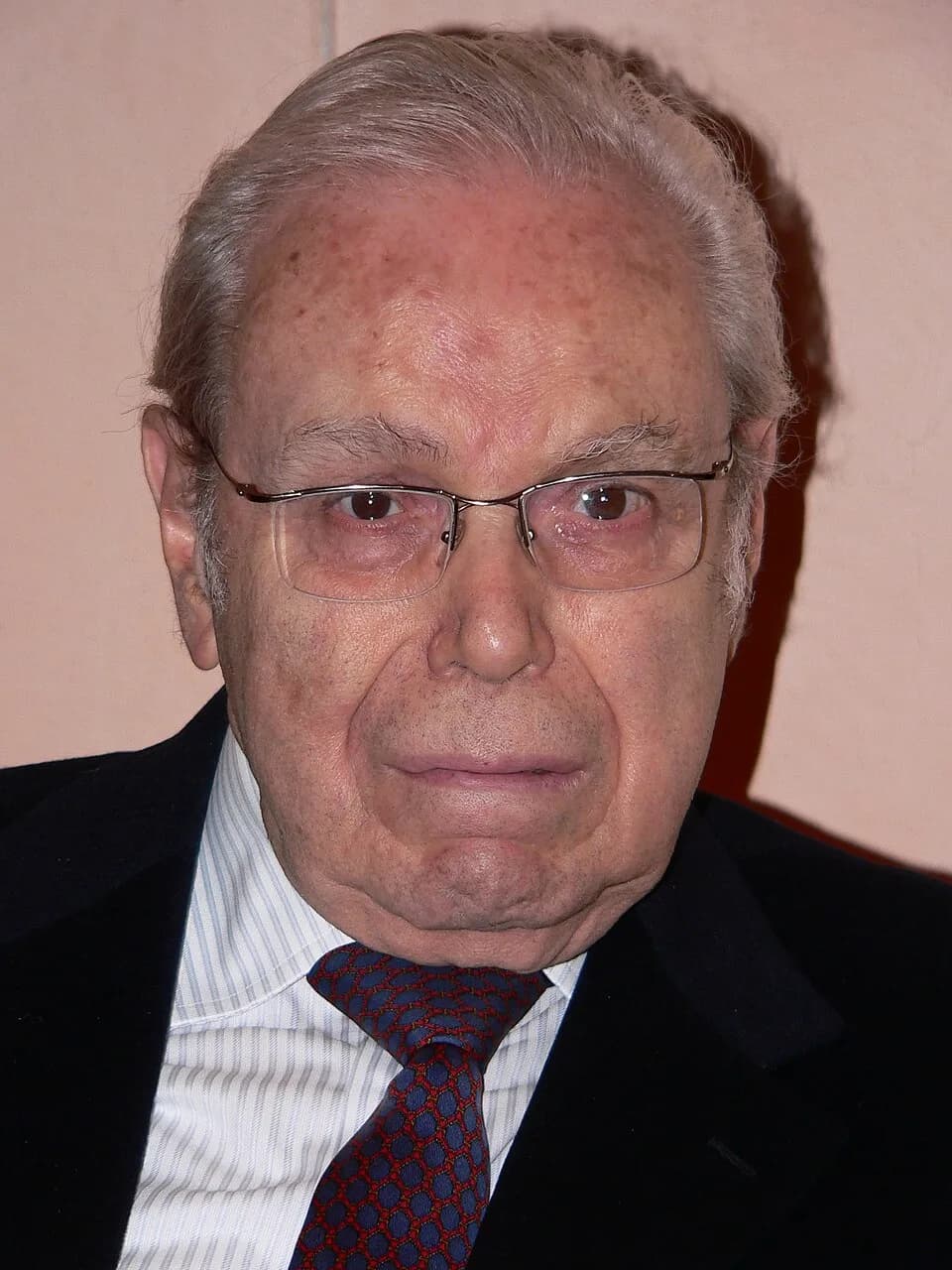 Javier Pérez de Cuéllar - Descripción: Javier Pérez de Cuéllar
Lugar de nacimiento:Lima, Perú
Fecha de nacimiento:19 de enero de 1920
Profesión:Diplomático y abogado
Cargo más importante: Secretario