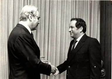Javier Pérez de Cuéllar - En la foto, recibo el cálido recibimiento del ilustre peruano Pérez de Cuellar, quien se alistaba a conducir por segunda vez consecutiva la Secretaría General de las Naciones
