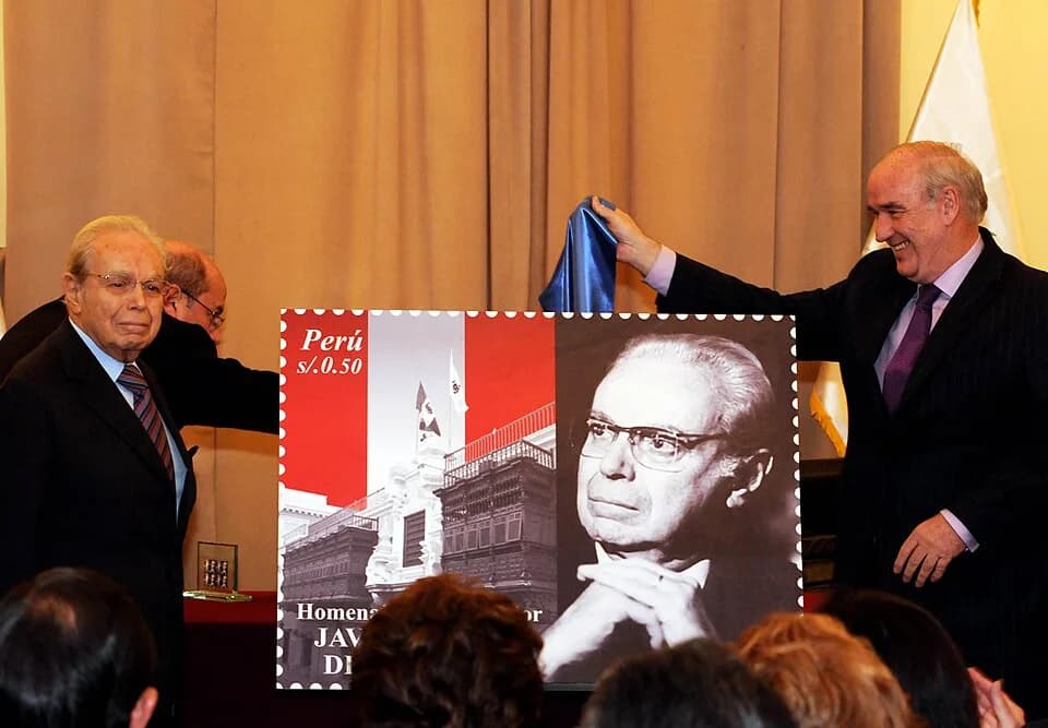 Javier Pérez de Cuéllar - EL CANCILLER GARCÍA BELAUNDE PRESENTÓ UNA ESTAMPILLA DE HOMENAJE AL EX SECRETARIO GENERAL DE LA ONU, EMBAJADOR JAVIER PÉREZ DE CUELLAR