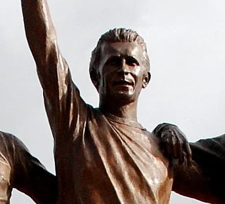 Bobby Charlton - Standbeeld van George Best, Denis Law en Bobby Charlton bij het voetbalstadion van Manchester United in Manchester, Engeland