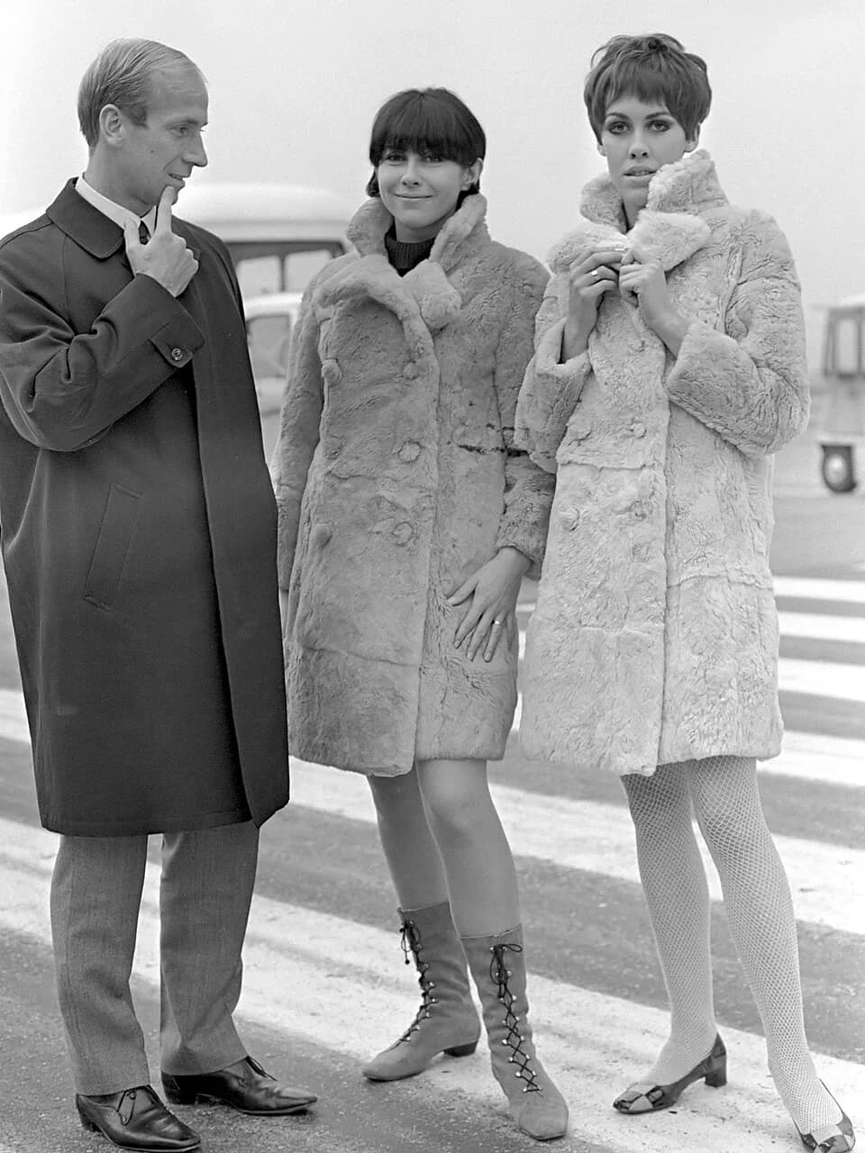 Bobby Charlton - Aankomst op Schiphol van de voetballer Bobby Charlton en twee Britse mannequins, die aanwezig zullen zijn bij de opening van het London-House aan de Vijzelgracht te Amsterdam
24 oktob