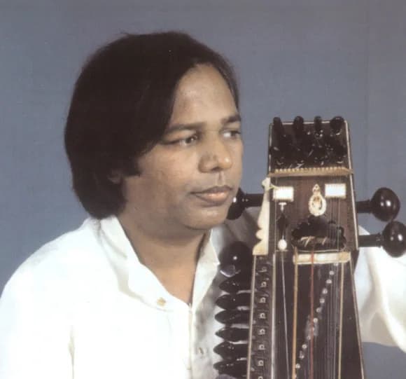 Ram Narayan - Close-up of Ram Narayan and his sarangi, dated 1974 in Narayan, Ram (2009). एक सुर मेरा एक सारंगी का. New Delhi: Kitabghar Prakashan.