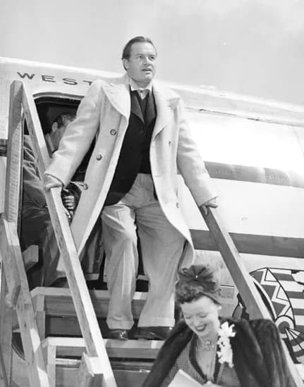 Bob Hope - Bob Hope deplaning a Western Airlines Douglas DC-4