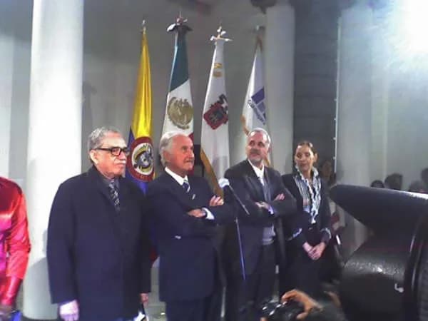 Carlos Fuentes - Carlos Fuentes, Gabriel García Márquez y Raúl Padilla durante la inauguración de la muestra del arquitecto Rogelio Salmona en Guadalajara.