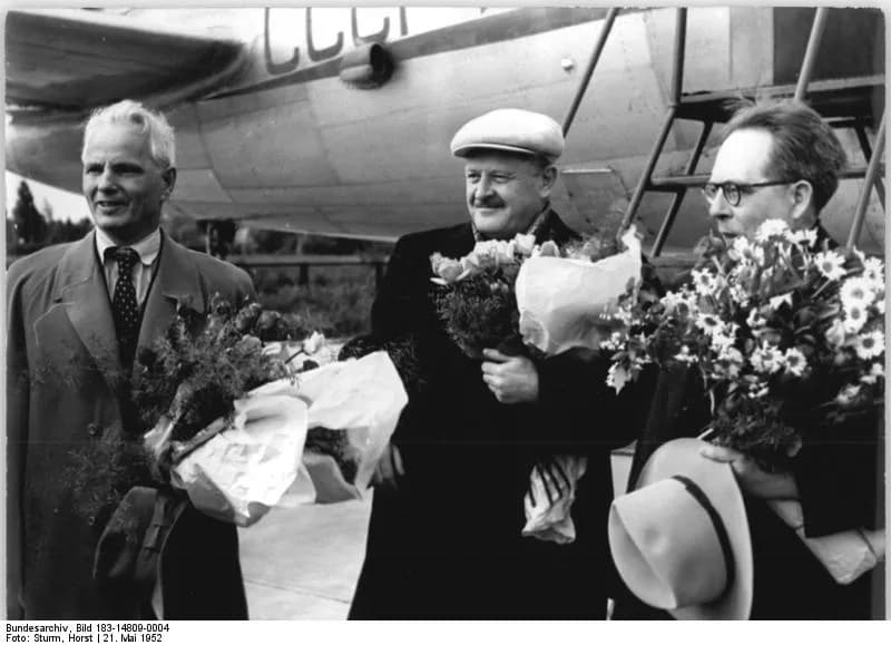 Nâzım Hikmet - For documentary purposes the German Federal Archive often retained the original image captions, which may be erroneous, biased, obsolete or politically extreme. Zentralbild-Sturm 21.5.