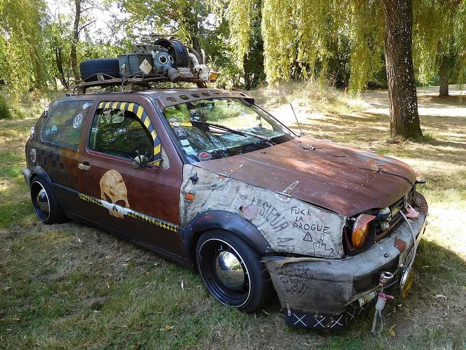 Jacques Prévert - Volkswagen Golf III au look rat, après cinq ans de travail ; exposition de véhicules, Jouet-sur-l'Aubois, Cher, France.