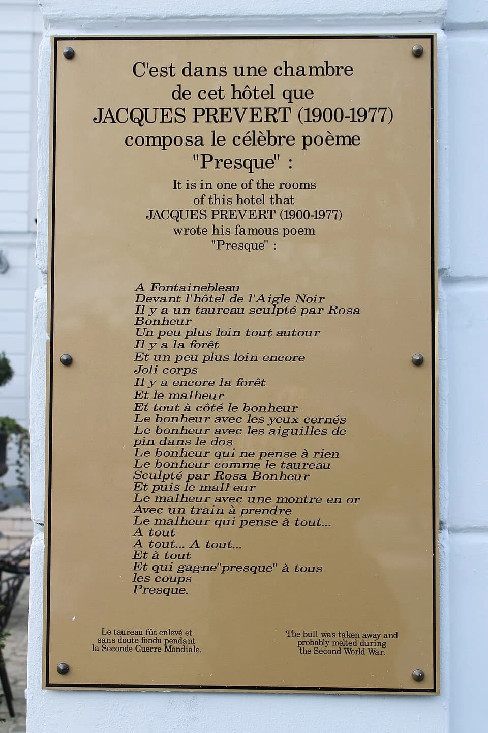 Jacques Prévert - Plaque témoignant des séjours de Jacques Prévert à l'hôtel de l'Aigle Noir de Fontainebleau avec le poème "Presque" composé sur les lieux