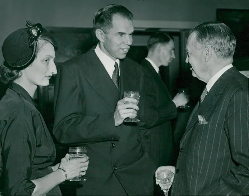 Manne Siegbahn - Nobel Prize winner Seaborg with his wife converses with Manne Siegbahn.
